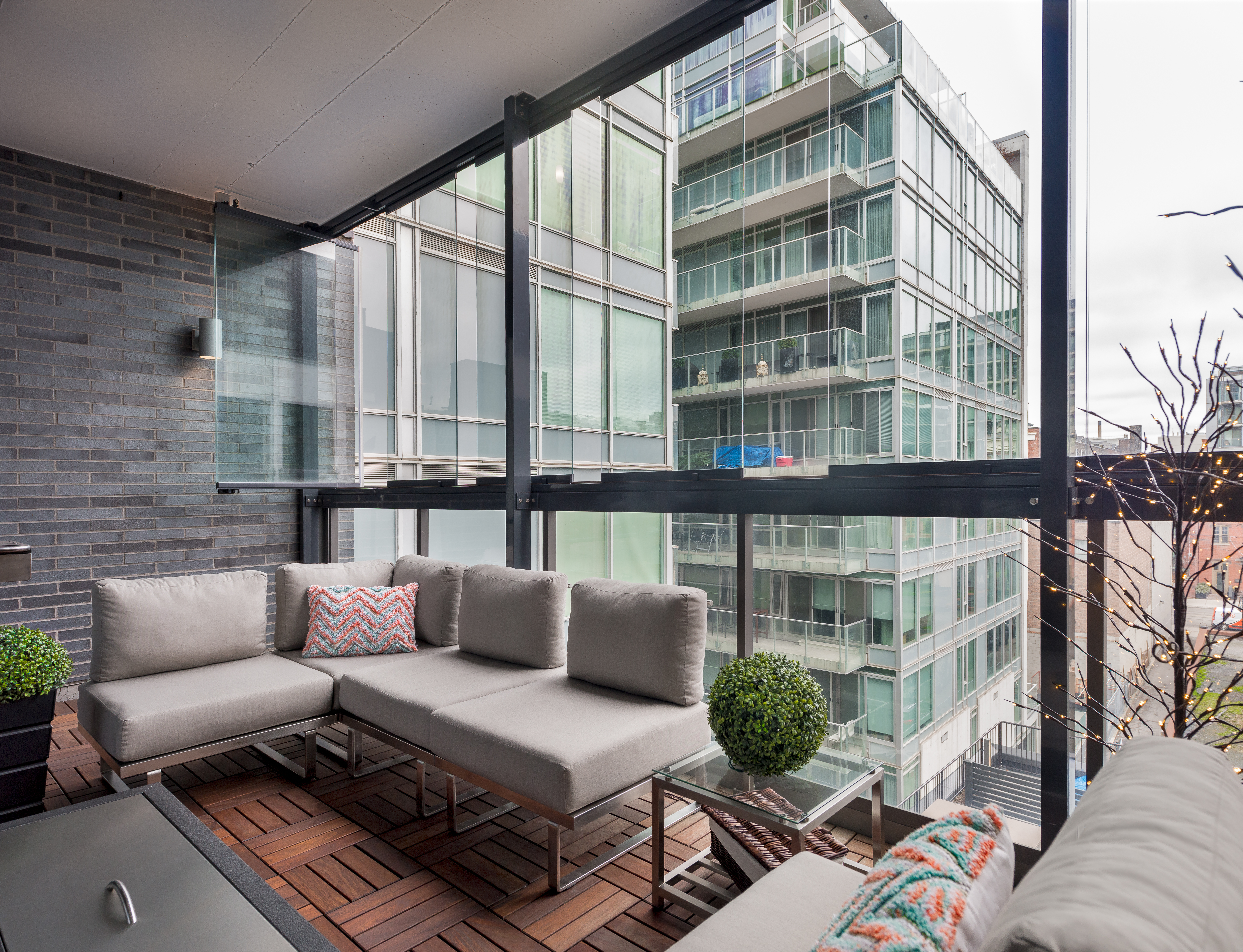 Wariant na balustradzie — przeszklenia balkonowe